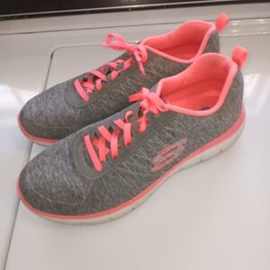 Women's Skechers Size 9 Memory Foam Air-Cooled Sneakers